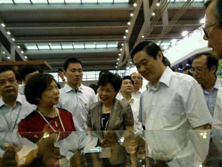 王星记扇在深圳文博会广受欢迎